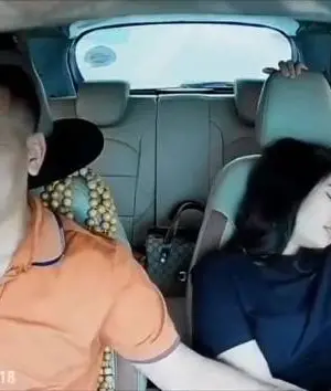 Anh lái taxi bóp vú móc cua trên xe ô tô