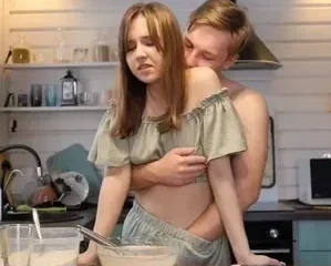 Phim sex lén lút địt vợ bạn thân ngay tại bếp – PHEVKL
