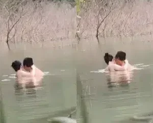Quay được cảnh cặp đôi mò cua bắt cá dưới ao